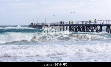 Am 4. oktober 2021 ist ein großer Wellenschwellen am Hafen von noarlunga in südaustralien Stockfoto