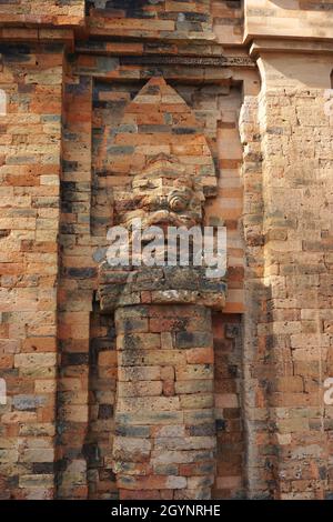 Detailansicht einer verwitterten Figur auf einem der antiken Po Nagar Cham Towers, gelegen auf dem Cù Lao Berg in Nha Trang, Vietnam Stockfoto