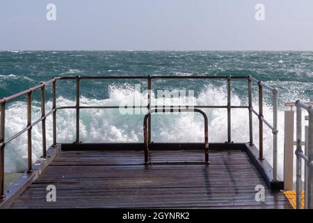 Am 4. oktober 2021 ein großer Wellenschwellen am Ende des Hafens noarlunga in südaustralien Stockfoto