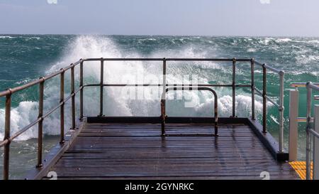 Am 4. oktober 2021 ein großer Wellenschwellen am Ende des Hafens noarlunga in südaustralien Stockfoto