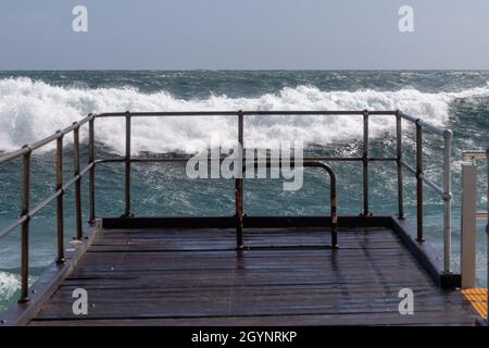 Am 4. oktober 2021 ein großer Wellenschwellen am Ende des Hafens noarlunga in südaustralien Stockfoto