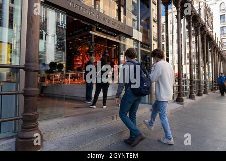 Kunden kaufen am Mittwoch, den 6. Oktober 2021, im Madrider Mercado de San Miguel im historischen Barrio Los Austrias ein. Diese Woche, das Gesundheitsministerium Stockfoto