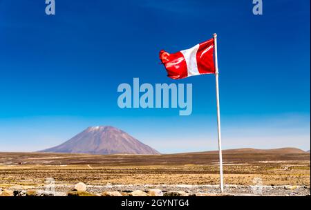 Flagge von Peru und Misti Vulkan in der Region Arequipa Stockfoto