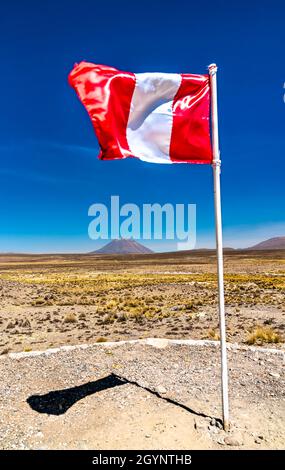 Flagge von Peru und Misti Vulkan in der Region Arequipa Stockfoto