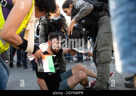 Jerusalem, Israel. September 2021. Der wöchentliche Protest vor dem Eingang zum Scheich Jarrah von jüdischen Aktivisten und den Bewohnern der Nachbarschaft. Abgesehen von der gewalttätigen Reaktion der israelischen Polizei und Grenzpatrouillen-Soldaten auf palästinensische Flaggen, die zu zwei Verletzungen von Demonstranten geführt hat, war diese Woche ein bekannter ehemaliger Premierminister Netanjahu-Unterstützer angekommen und verursachte Aufregung in der Menge. Jerusalem, Israel. 8. Oktober 2021 (Matan Golan/Alamy Live News) Quelle: Matan Golan/Alamy Live News Stockfoto