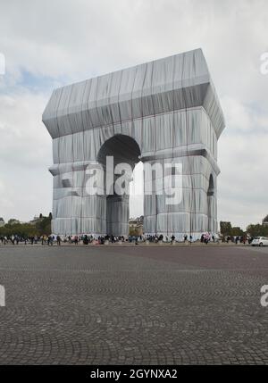 Der Arc de Triomphe in silberblauem Stoff gewickelt, der an der Place Charles de Gaulle in Paris mit roten Seilen befestigt ist. Der Arc de Triomphe wurde zwei Wochen lang eingewickelt und in ein Kunstwerk umgewandelt, wie es Christo und Jeanne-Claude im September 2021 entworfen haben. Stockfoto