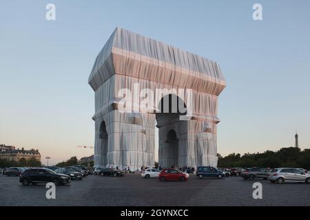 Der Arc de Triomphe in silberblauem Stoff gewickelt, der an der Place Charles de Gaulle in Paris mit roten Seilen befestigt ist. Der Arc de Triomphe wurde zwei Wochen lang eingewickelt und in ein Kunstwerk umgewandelt, wie es Christo und Jeanne-Claude im September 2021 entworfen haben. Stockfoto