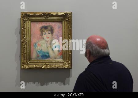 Besucher vor dem Gemälde „Porträt der Schauspielerin Jeanne Samary“ des französischen Impressionisten Pierre-Auguste Renoir (1877), das in der Ausstellung „Ikonen der modernen Kunst aus der Sammlung Morozov“ in der Fondation Louis Vuitton in Paris, Frankreich, gezeigt wurde. Die Ausstellung läuft bis zum 22. Februar 2022. Stockfoto
