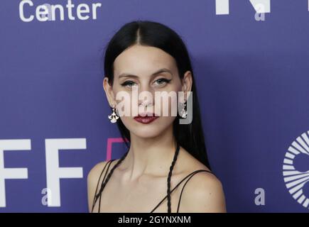 New York, USA. Okt. 2021. Milena Smit kommt auf dem roten Teppich bei der 59. Abschlussnacht des New York Film Festivals - Parallel Mothers North American Premiere präsentiert von Film am Freitag, den 8. Oktober 2021 in New York City. Foto von John Angelillo/UPI Credit: UPI/Alamy Live News Stockfoto