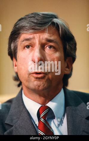 Tom Hayden, Thomas Emmet Hayden (1939-2016) amerikanischer sozialer und politischer Aktivist. Hayden stand Trail mit den Chicago Seven und war 17 Jahre lang mit Jane Fonda verheiratet. Foto zeigt Hayden während einer Pressekonferenz an der University of California in Berkeley, Berkeley, Kalifornien, USA. 26/05/1989. Stockfoto