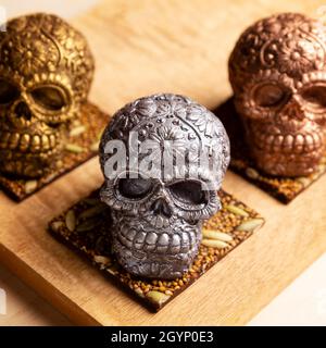 Genießbarer, ornamentierter mexikanischer Schädel aus Schokolade-Gourmet, traditionelles Geschenk für den Tag der 'Dia de muertos' des Todes in der mexikanischen Kultur mit dem Namen 'calaverita' Stockfoto