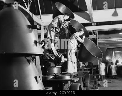 Arbeiter montieren am 30. Juli 1940 in einer Fabrik irgendwo in England einen Satz Paraboloide in einen Schalldetektor, der von Luftabwehrbatterien verwendet wird, die England bewachen. Stockfoto