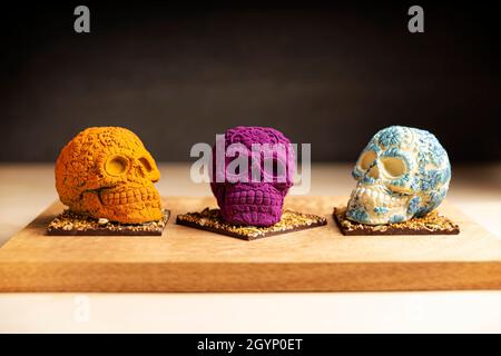 Set aus essbaren, ornamentierten mexikanischen Schädeln aus Schokolade, traditionelles Geschenk für den Tag der 'Dia de muertos' des Todes in der mexikanischen Kultur namens 'calaverita' Stockfoto