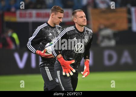 Goalwart Marc Andre ter STEGEN (goalwart GER), goalwart Bernd LENO (GER) Aufwärmen, Action. Fußball Laenderspiel, WM-Qualifikationsgruppe J Spieltag 7, Deutschland (GER) - Rumänien (ROM) 2-1, am 08.10.2021 in Hamburg, Volksparkstadion. Stockfoto