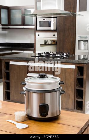 Haushaltsgeräte – Reiskocher in Einer Küche Stockfoto