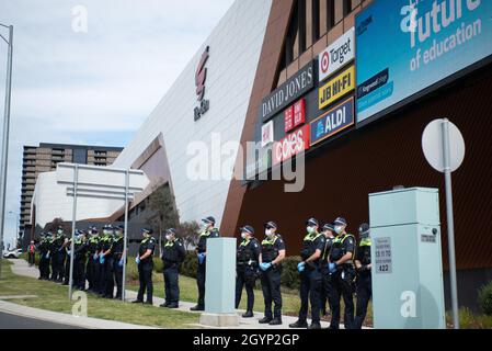Melbourne, Australien, 9. Oktober 2021. Die Polizei stellt sich vor dem Einkaufszentrum Glen an, um zu einem Protest gegen die Blockierung am Straßenrand einzuziehen. Quelle: Jay Kogler/Alamy Live News Stockfoto