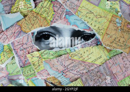 Collage aus Frauenaugen in Schwarz und Weiß mit zerrissenen Kartenstücken, die um das Gesicht gekreuzt sind. Stockfoto