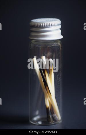 Verwendet Streichhölzer mit verbrannten Spitzen in einem versiegelten Glas. Stockfoto