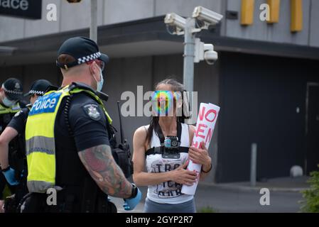 Melbourne, Australien, 9. Oktober 2021. Nach einer Kundgebung am Straßenrand auf der Springvale Road stellt ein Polizist einen Anti-Lockdown-Demonstranten mit einem reflektierenden Gesichtsschutz in Frage. Quelle: Jay Kogler/Alamy Live News Stockfoto