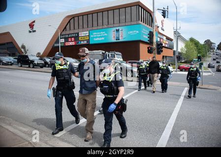 Melbourne, Australien, 9. Oktober 2021. Die Polizei verhaftete zwei Demonstranten, die an einer Kundgebung am Straßenrand gegenüber dem Einkaufszentrum Glen teilnahmen. Quelle: Jay Kogler/Alamy Live News Stockfoto