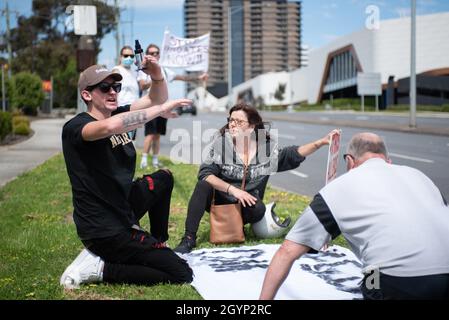 Melbourne, Australien, 9. Oktober 2021. Anti-Lockdown-Demonstranten sprechen über Strategie vor einem gescheiterten Blockierversuch. Quelle: Jay Kogler/Alamy Live News Stockfoto