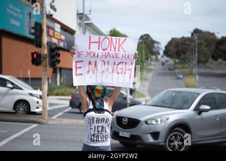Melbourne, Australien, 9. Oktober 2021. 'Hupen, wenn du genug hast'. Ein Anti-Lockdown-Protestler hält ein Schild im Rahmen einer Kundgebung am Straßenrand auf der Springvale Road. Quelle: Jay Kogler/Alamy Live News Stockfoto