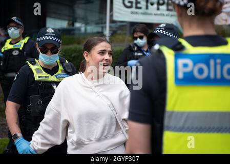 Melbourne, Australien, 9. Oktober 2021. Nach einer kleinen Kundgebung am Straßenrand auf der Springvale Road wird ein Anti-Lockdown-Protestler von der Polizei verhört. Quelle: Jay Kogler/Alamy Live News Stockfoto