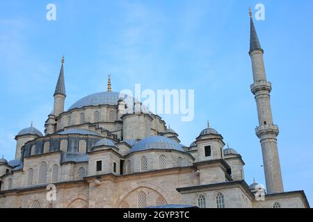 Fatih, Istanbul, Türkei-September-Sonntag-2021: Sie ist in der Türkei als 'Fatih-Moschee' bekannt. Historische Brunnen Stockfoto