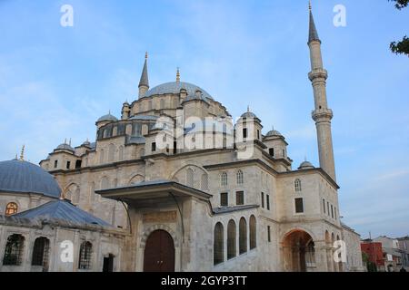 Fatih, Istanbul, Türkei-September-Sonntag-2021: Sie ist in der Türkei als 'Fatih-Moschee' bekannt. Historische Brunnen Stockfoto