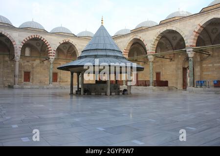 Fatih, Istanbul, Türkei-September-Sonntag-2021: Sie ist in der Türkei als 'Fatih-Moschee' bekannt. Historische Brunnen Stockfoto