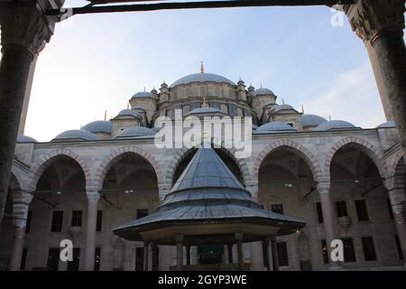 Fatih, Istanbul, Türkei-September-Sonntag-2021: Sie ist in der Türkei als 'Fatih-Moschee' bekannt. Historische Brunnen Stockfoto