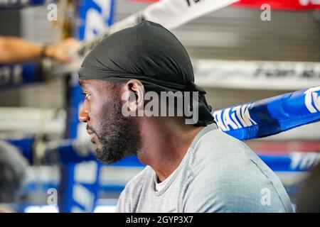 Las Vegas, USA. Okt. 2021. LAS VEGAS, NV - 8. OKTOBER: Terence Crawford hält ein privates Medientraining ab, um sich auf seinen bevorstehenden Kampf gegen Shawn Porter am 20. November vorzubereiten. Top Rank Boxing Gym für Terence Crawford Media Workout - Top Rank Gym am Oktober 8, 2021 in Las Vegas, NV, Vereinigte Staaten. (Foto von Louis Grasse/PxImages) Credit: Px Images/Alamy Live News Stockfoto