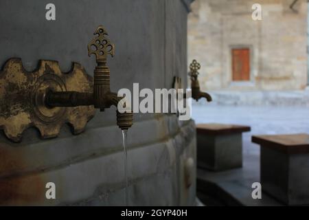 Fatih, Istanbul, Türkei-September-Sonntag-2021: Sie ist in der Türkei als 'Fatih-Moschee' bekannt. Historische Brunnen Stockfoto