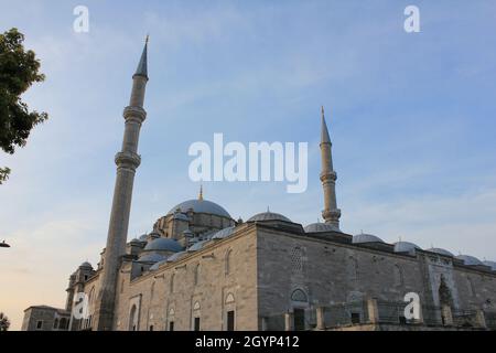 Fatih, Istanbul, Türkei-September-Sonntag-2021: Sie ist in der Türkei als 'Fatih-Moschee' bekannt. Historische Brunnen Stockfoto