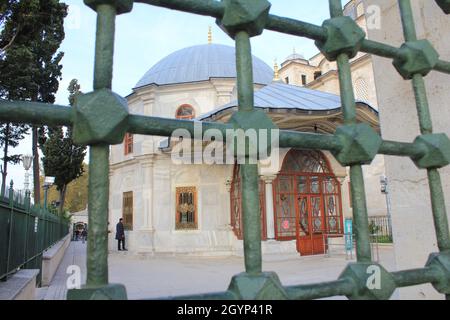 Fatih, Istanbul, Türkei-September-Sonntag-2021: Das historische Mausoleum in der Moschee Stockfoto