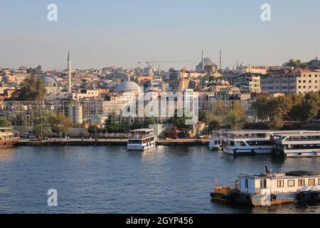 Eminönü,Istanbul,Türkei-September-Sonntag-2021: Bekannt als 'Eminönü'. Blick auf den Bosporus Stockfoto