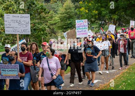 Minneapolis, Minnesota. USA. Marsch für reproduktive Freiheit. Verbietet unseren Körper den marsch der Frauen. Frauen sammeln sich, um Abtreibung legal zu halten. Stockfoto