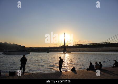 Eminönü,Istanbul,Türkei-September-Sonntag-2021: Bekannt als 'Eminönü' auf Türkisch. Menschen Stockfoto