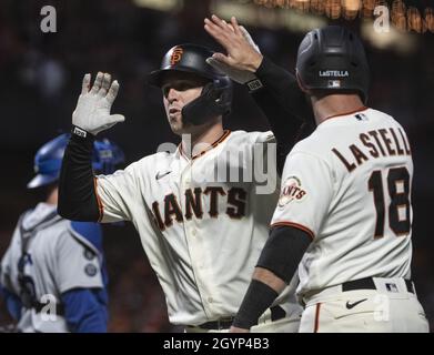 San Francisco, Usa. 08. Okt, 2021. Wird von den San Francisco Giants Tommy La Stella (18) nach einem zweiläufigen Heimlauf vor Los Angeles Dodgers gratuliert, der Pitcher Walker Bühler beim ersten Inning der National League Division Serios am Freitag, den 8. Oktober 2021, im Oracle Park in San Francisco anfing. Foto von Terry Schmitt/UPI Credit: UPI/Alamy Live News Stockfoto