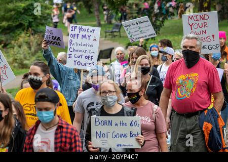 Minneapolis, Minnesota. USA. Marsch für reproduktive Freiheit. Verbietet unseren Körper den marsch der Frauen. Frauen sammeln sich, um Abtreibung legal zu halten. Stockfoto