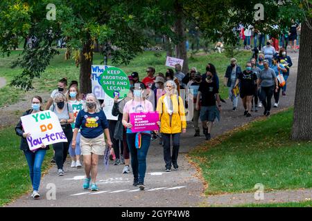 Minneapolis, Minnesota. USA. Marsch für reproduktive Freiheit. Verbietet unseren Körper den marsch der Frauen. Frauen sammeln sich, um Abtreibung legal zu halten. Stockfoto