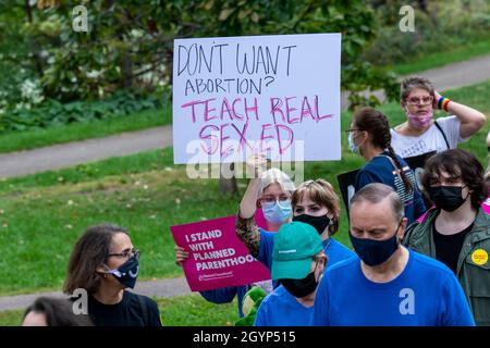 Minneapolis, Minnesota. USA. Marsch für reproduktive Freiheit. Verbietet unseren Körper den marsch der Frauen. Frauen sammeln sich, um Abtreibung legal zu halten. Stockfoto