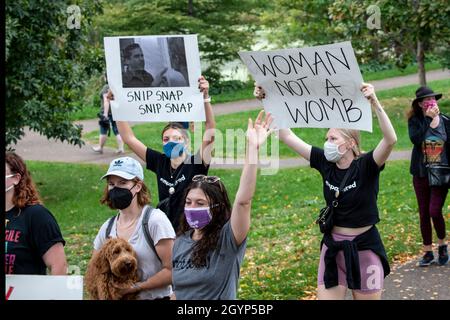 Minneapolis, Minnesota. USA. Marsch für reproduktive Freiheit. Verbietet unseren Körper den marsch der Frauen. Frauen sammeln sich, um Abtreibung legal zu halten. Stockfoto