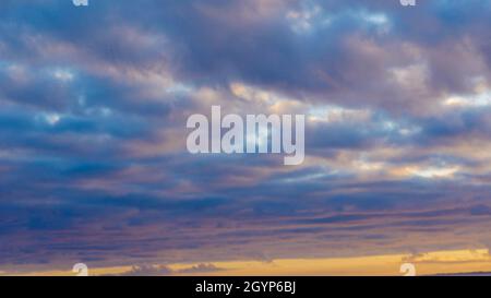 Eine kühle Wolkenlandschaft, aufgenommen an anthonys Nase, arthurs Sitz, mornington Halbinsel Stockfoto