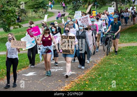 Minneapolis, Minnesota. USA. Marsch für reproduktive Freiheit. Verbietet unseren Körper den marsch der Frauen. Frauen sammeln sich, um Abtreibung legal zu halten. Stockfoto