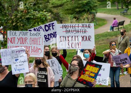 Minneapolis, Minnesota. USA. Marsch für reproduktive Freiheit. Verbietet unseren Körper den marsch der Frauen. Frauen sammeln sich, um Abtreibung legal zu halten. Stockfoto