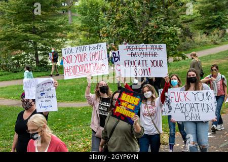 Minneapolis, Minnesota. USA. Marsch für reproduktive Freiheit. Verbietet unseren Körper den marsch der Frauen. Frauen sammeln sich, um Abtreibung legal zu halten. Stockfoto