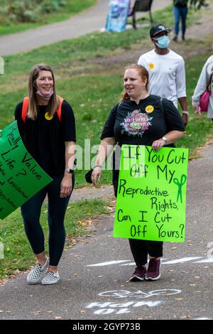 Minneapolis, Minnesota. USA. Marsch für reproduktive Freiheit. Verbietet unseren Körper den marsch der Frauen. Frauen sammeln sich, um Abtreibung legal zu halten. Stockfoto