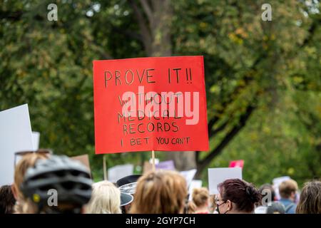 Minneapolis, Minnesota. USA. Marsch für reproduktive Freiheit. Verbietet unseren Körper den marsch der Frauen. Frauen sammeln sich, um Abtreibung legal zu halten. Stockfoto