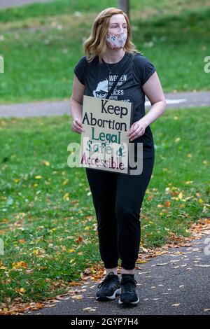 Minneapolis, Minnesota. USA. Marsch für reproduktive Freiheit. Verbietet unseren Körper den marsch der Frauen. Frauen sammeln sich, um Abtreibung legal zu halten. Stockfoto